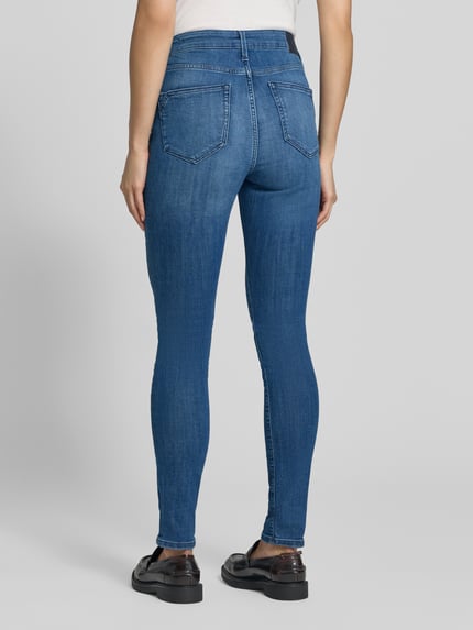 Frauenmodel trägt Skinny Fit Jeans aus Baumwoll-Mix Modell 'Izabell' von s.Oliver RED LABEL in Blau, Ganzkörperansicht Rückansicht.