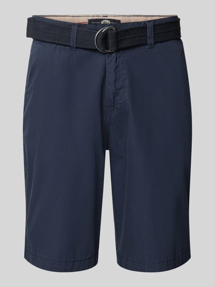 Produktfoto, Chino Shorts mit Gürtel und Eingrifftaschen von Petrol z bawełny, krój straight fit, zapięcie na guzik i zamek błyskawiczny, pasek z zapięciem na podwójny pierścień, wpuszczane kieszenie z przodu, kieszenie z wypustkami z tyłu, szerokość w rozmiarze M: 43 cm, długość wewnętrzna nogawki: 26 cm, kolor granatowy, gładka tekstura