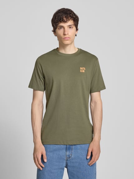 Mężczyzna nosi T-Shirt mit Stitching Modell 'KAAN' von Blend, bawełna, krój regular fit, dekolt okrągły, długość tyłu w rozmiarze M: 68 cm, cała sylwetka z przodu