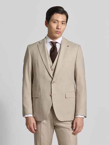 Männermodel trägt Modern Fit 2-Knopf-Sakko mit Pattentaschen Modell 'Ezzo' von DIGEL aus Material-Mix mit Viskose-Anteil, sandfarben, Reverskragen, glatte Struktur, Herren, Ganzkörperansicht von vorne. Rückenlänge 74 cm, Schulterbreite 45 cm, Ärmellänge 64 cm, Größe 50.