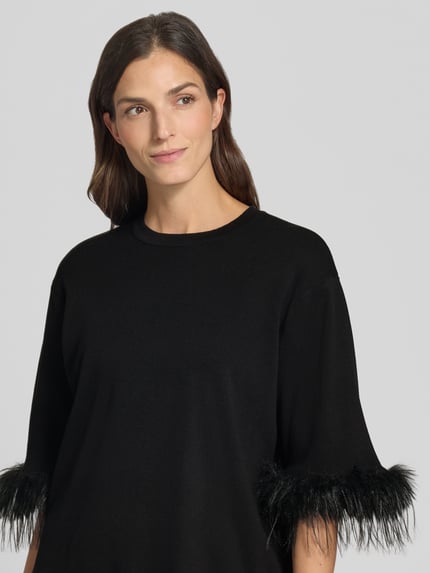 Frauenmodel trägt Relaxed Fit Strickshirt mit Kunstfell Modell 'DALISE' von ICHI in Schwarz, reine Viskose, Nahaufnahme Oberkörper.