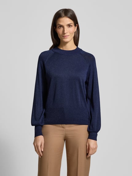 Vrouwenmodel draagt gebreide pullover uit viscosemix Model 'MOBBE' van B.Young, regular fit, opstaande kraag, voorkant hele lichaam.