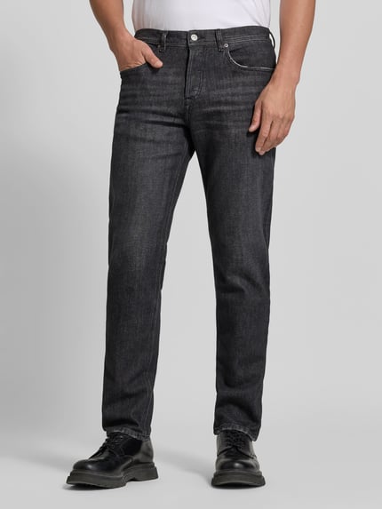 Männermodel trägt Straight Fit Jeans aus Baumwoll-Mix von Diesel in Dunkelgrau, 5-Pocket-Design, Knopf- und Reißverschluss, Ganzkörperansicht von vorne. Bundweite und Innenbeinlänge siehe Größe 32/32.
