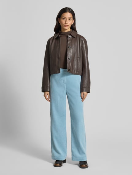 Vrouwenmodel draagt stoffen broek met elastische band Model 'Cevil' van Someday, corduroy, los model, steekzakken, volledig vooraanzicht.