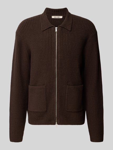 Produktfoto, Strickjacke mit Zweiwege Reißverschluss von ONLY & SONS in Dunkelbraun, Rippstrick, Struktur, aufgesetzte Taschen, Umlegekragen