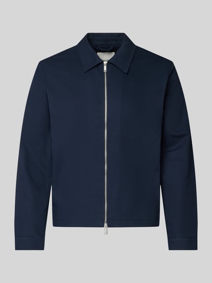 Produktfoto, donkerblauwe Regular fit Blouson met tweewegritssluiting Model 'DOBBY' van CK Calvin Klein, platte kraag, steekzakken, ruglengte maat M 57 cm, schouderbreedte 52 cm, borstwijdte 44 cm, mouwlengte 67 cm