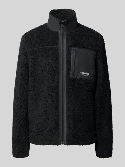 Produktfoto, schwarze Fleecejacke mit Stehkragen Modell 'SOHO' von JACK & JONES, Teddyfelloptik, Regular Fit, Reißverschlüsse und Logo