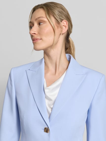 Frauenmodel trägt Regular Fit Blazer mit Zierknöpfe Modell 'ASMALLA' von HUGO, Optik: Unifarben, Materialverarbeitung: Twill, Nahaufnahme Oberkörper