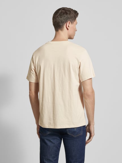 Męski model nosi Regular Fit T-Shirt aus reiner Baumwolle Modell 'HASPEN' von SELECTED HOMME, melanż, krój regular fit, widok całej sylwetki z tyłu.