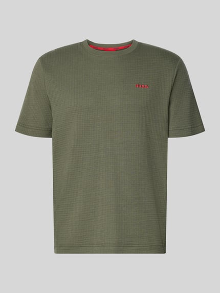 Produktfoto, Regular Fit T-Shirt aus Baumwoll-Mix von HUGO in Olivgrün mit feiner Struktur und kleinem roten Logo vorn, Herren T-Shirt