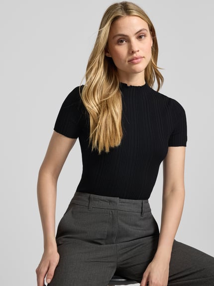 Vrouwenmodel draagt Slim Fit T-Shirt uit Viscose-Mix model 'SARPHAPILK' van HUGO, zwart, ribstructuur, unicolor, Nahaufnahme Oberkörper.