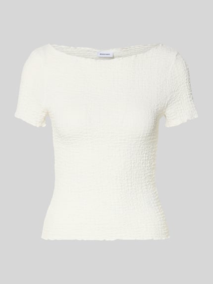 Produktfoto, Slim Fit T-Shirt mit Strukturmuster Modell 'Alora' von Noisy May, Damen T-Shirt aus Elastischer-Material-Mix, kurzärmelig, U-Boot-Ausschnitt, Rückenlänge bei Größe S: 50 cm, weiß, strukturierte Oberfläche.