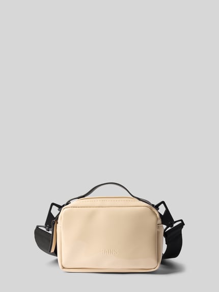 Productfoto, beige Handtasche met ritssluiting BOX BAG MICRO van RAINS, labeldetail, verstelbare schouderriem, gladde textuur