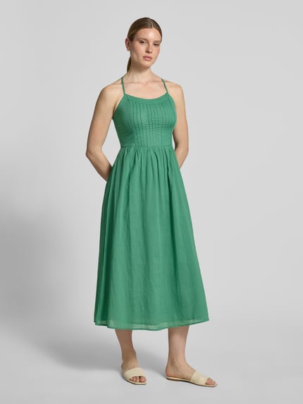 Frauenmodel trägt Midi-Kleid mit Spaghettiträger von JAKE*S STUDIO WOMAN in Grün, Taillierter Schnitt, Midilänge, Ganzkörperansicht von vorne.