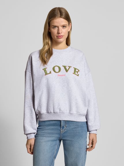 Vrouwenmodel draagt Sweatshirt met Statement-Stitching en ronde hals van OH APRIL, Regular Fit, puur katoen, grijs, Ganzkörperaanzicht van voren.