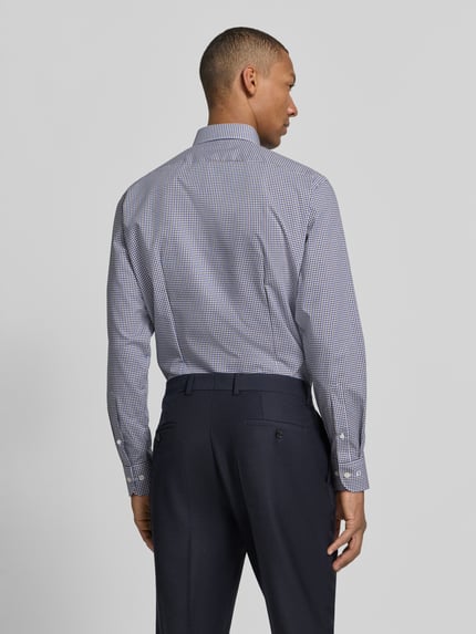 Männermodel trägt Regular Fit Businesshemd mit Button-Down-Kragen von OLYMP, Gitterkaro-Muster, Webware, Ganzkörperansicht Rückansicht.