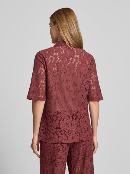 Frauenmodel trägt Regular Fit Bluse aus Baumwoll-Mix Modell 'HONEY' von Vero Moda, Optik: Unifarben, Allover-Muster, Rückansicht.