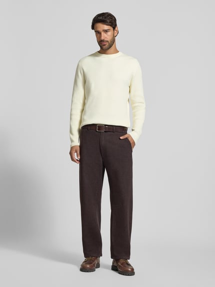 Mannelijk model draagt Straight Fit Stoffhose aus Baumwoll-Mix Modell 'GONAGO' van DRYKORN in donkerbruin met riem, zijzakken, knoop- en ritssluiting, elastische katoenmix, volledige lichaamsvoorzijde.