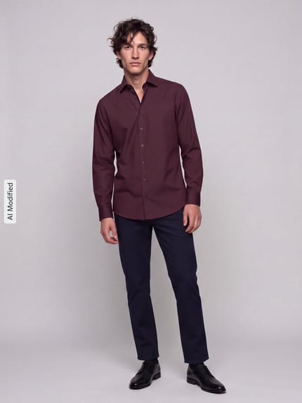 Männermodel trägt Modern Fit Businesshemd aus reiner Baumwolle von OLYMP in Dunkelrot, kombiniert mit dunkler Hose, Ganzkörperansicht von vorne, KI-modifiziertes Bild.