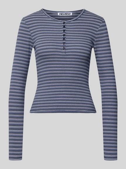 Produktfoto, Slim Fit Longsleeve mit Knopfleiste von Review, bawełniany miks, krój slim fit, dekolt okrągły, długość tyłu w rozmiarze S: 50 cm, wzór w paski, kolory granatowy i biały