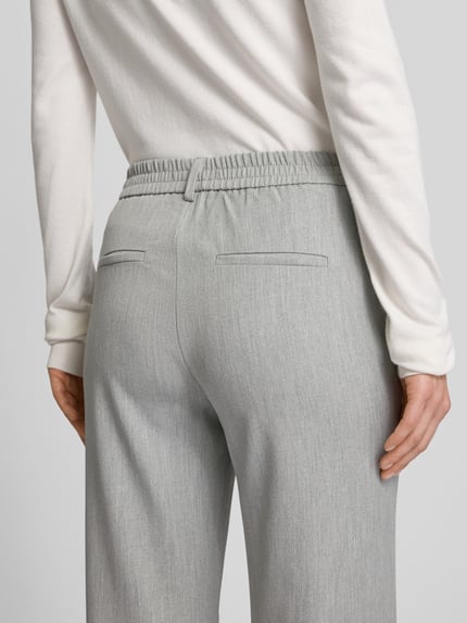 Kobiece modelka nosi spodnie z prostymi nogawkami Straight Leg Hose mit Viskose-Anteil Model 'MAYA' od Vero Moda, efekt: jednolity kolor, melanż, krój: prosty, niski stan, wyhaftowane logo, elastyczny ściągacz, boczne wpuszczane kieszenie, z efektem melanżu; widok z tyłu, ujęcie zbliżeniowe bioder.