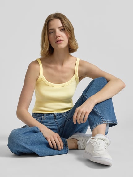 Frauenmodel trägt Slim Fit Tank Top aus Bio-Baumwoll-Mix Modell 'MAY' von Pieces, Optik: Unifarben, Feinripp, Nahaufnahme Oberkörper.