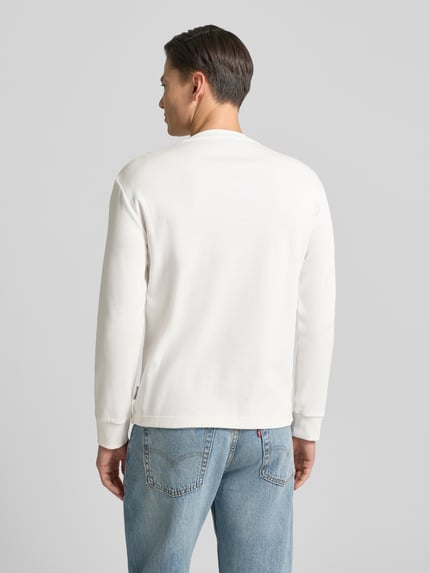 Männermodel trägt Sweatshirt mit gerippten Abschlüssen von ARMANI EXCHANGE in Weiß, Baumwolle, Regular Fit, Rückansicht, Ganzkörperansicht.