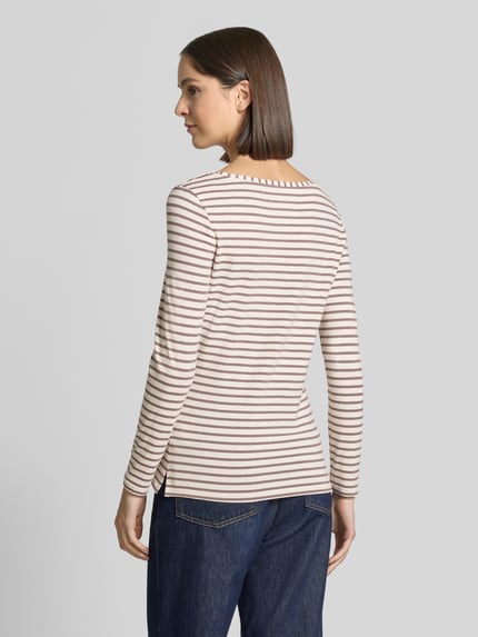 Frauenmodel trägt Regular Fit Langarmshirt aus Baumwoll-Modal-Mix von Oui mit Streifen-Muster und Rundhalsausschnitt, Ganzkörperansicht Rückansicht.