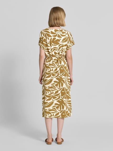Frauenmodel trägt Midikleid mit Kordelzug und V-Ausschnitt Modell 'MARICA' von Soyaconcept im braun-weißen Blattmuster, Lyocell-Mix mit Stretch-Anteil, Taillierter Schnitt, Rückenlänge bei Größe S: 117 cm, Brustweite: 57 cm, Ganzkörperansicht Rückansicht.