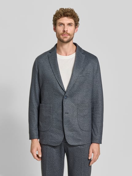 Männermodel trägt Regular Fit Sakko mit aufgesetzten Taschen Modell 'Monza' von CINQUE in Grau, Material-Mix, Ganzkörperansicht von vorne.