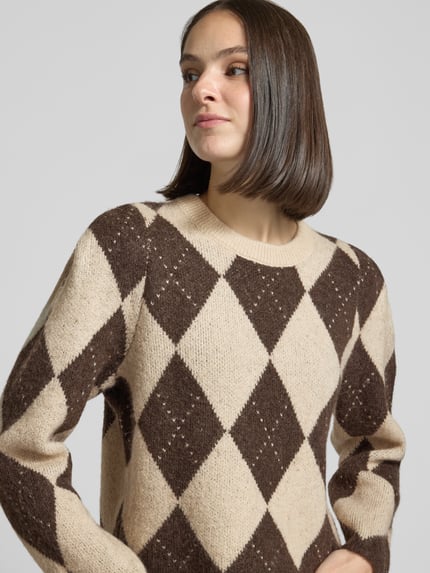 Frauenmodel trägt Strickpullover mit Rundhalsausschnitt von COMMA im Rautenmuster, Material-Mix mit Alpaka, Allover-Look, Nahaufnahme Oberkörper.