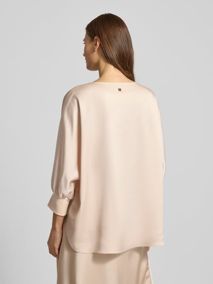 Frauenmodel trägt Blusenshirt aus Satin mit 3/4-Arm von JOOP!, Relaxed-Fit, Modell 'Bine2', Rückansicht, Rückenlänge 68 cm.