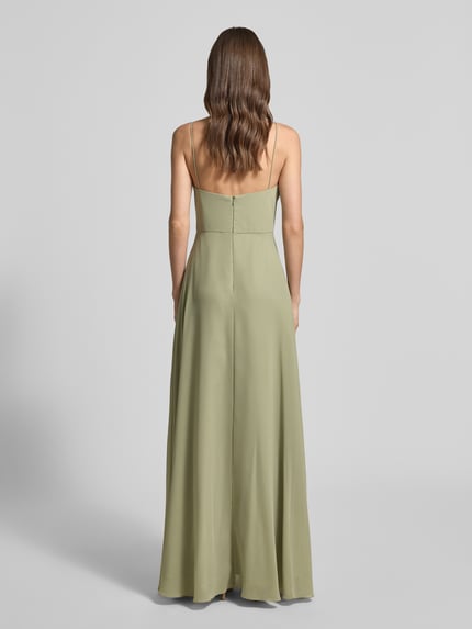 Vrouwenmodel draagt Midikleid met Drapierungen und Spaghettiträgern van Laona, lichtgroen chiffon, a-lijn, achterrits, ruglengte 123 cm, borstwijdte 32 cm. Volledige lichaamsaanzicht achterkant.