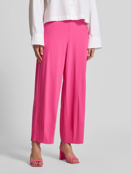 Vrouwenmodel draagt Schlupfhose aus High Tech Jersey Modell 'SALLY' van Raffaello Rossi, relaxed fit, elastische tailleband, felroze, recht vallende pijpen, gladde textuur, context: dames schlupfhose, taillewijdte maat 36: 38 cm, binnenbeenlengte: 68 cm, close-up onderlichaam, vooraanzicht