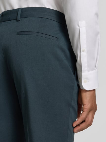 Männermodel trägt Regular Fit Anzughose mit Viskose-Anteil von s.Oliver BLACK LABEL, Optik: Unifarben, Detailaufnahme Rückansicht.
