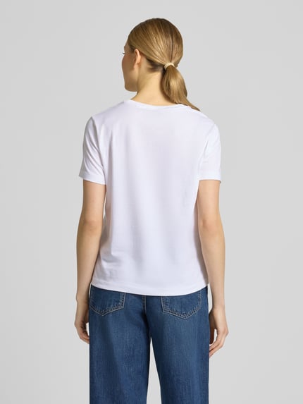 Frauenmodel trägt T-Shirt mit Label-Print und Rundhalsausschnitt von Gant aus reiner Baumwolle im Regular-Fit, Rückenlänge 57 cm, Ganzkörperansicht Rückansicht.