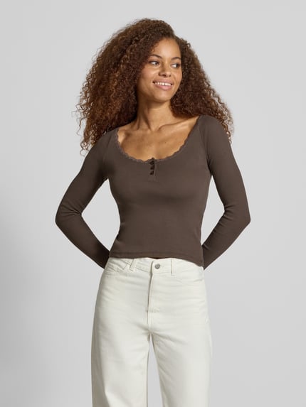Frauenmodel trägt Longsleeve in Ripp-Optik mit Spitzenbesatz Modell 'MAYA' von NOISY MAY®, Baumwoll-Elasthan-Mix, Slim Fit, Ganzkörperansicht von vorne