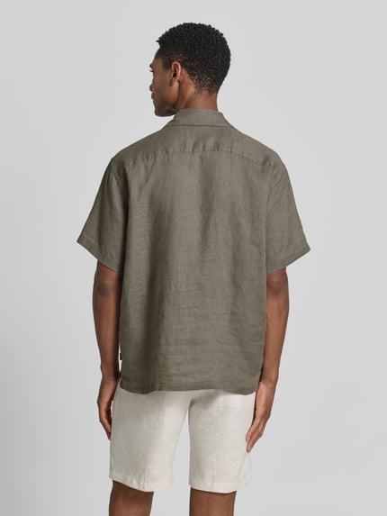 Mannelijk model draagt Regular Fit Leinenhemd Modell 'LAWRENCE' van Jack & Jones Premium, zuiver linnen, reverskraag, knoopsluiting, ruglengte maat M 71 cm, schouderbreedte 47 cm, mouwlengte 22 cm, olijfkleur, rechte vorm, textuur van linnenstof, geheellichaamsaanzicht achteraan.