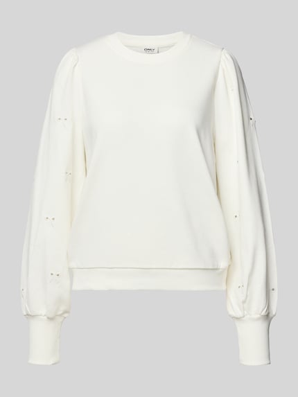 Produktfoto, Regular Fit Sweatshirt aus Baumwoll-Mix Modell 'FEMME' von Only, Optik: Unifarben, Lochstickdetails an den Ärmeln, Ballonärmel, gerippte Abschlüsse, Materialverarbeitung: Sweat, Farbe cremeweiß, glatte Textur.