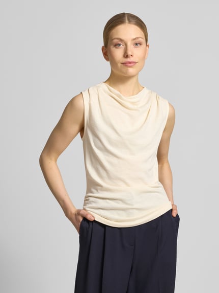 Frauenmodel trägt Top mit Wasserfall-Ausschnitt von Jake*s Collection in Creme, fein strukturiert, Regular Fit, Nahaufnahme Oberkörper.