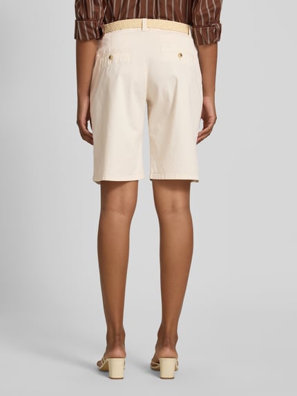 Vrouwenmodel draagt dames Bermudas van Soyaconcept, model 'ROVENA', mix van katoen en elastaan, regular fit, met riem, bandwijdte 41 cm, binnenbeenlengte 26 cm, productfoto, volledige lichaamsaanzicht achteraan.