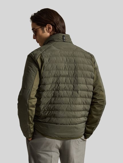Männermodel trägt Regular Fit Sweatjacke mit Steppdetails von Polo Ralph Lauren in Olive, gesteppte Textur, Ganzkörperansicht Rückansicht.