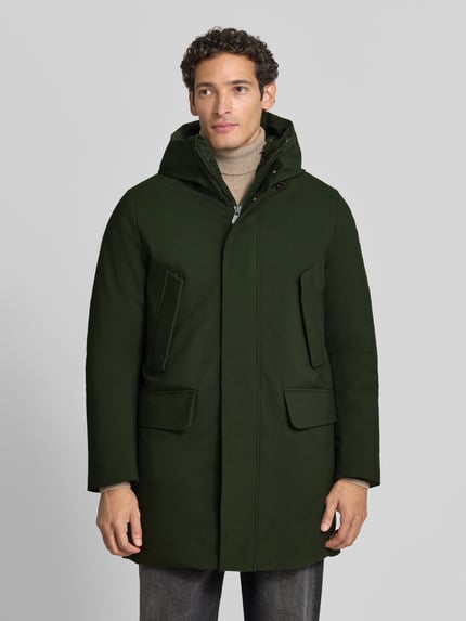 Männermodel trägt Jacke mit verdecktem Reißverschluss Modell 'WILSON' von Save The Duck, dunkelgrün, Regular Fit, Pattentaschen, Ganzkörperansicht von vorne.