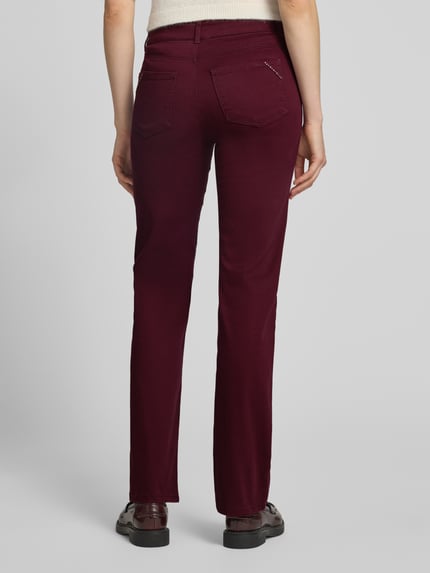Vrouwenmodel draagt Straight Fit Stoffhose im 5-Pocket-Design van Christian Berg Woman in bordeaux, mix van katoen en viscose, met strass-steentjes, geheelbeeld achteraan.