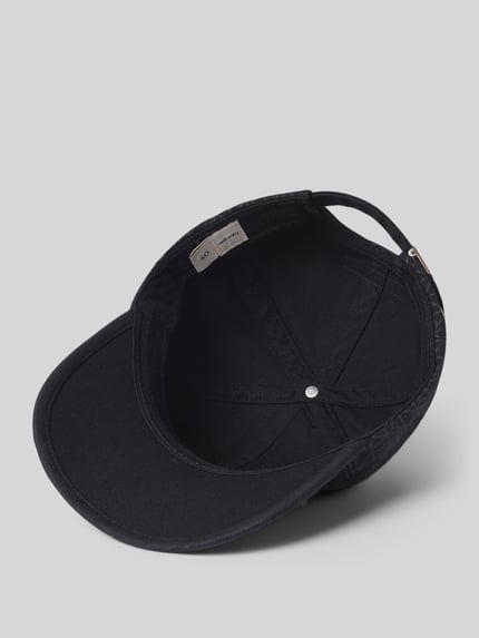 Productfoto, Cap met logo-patroon en label-badge van CK Calvin Klein, zwarte katoen, versterkte klep, verstelbare band, binnenkant zichtbaar.