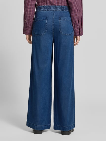 Frauenmodel trägt Wide Fit Jeans aus Lyocell-Mix von Smith and Soul, dunkelblauer Denim mit elastischem Bund und Gesäßtaschen, Ganzkörperansicht Rückansicht.
