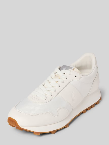 Produktfoto, Sneaker met profielzool van Polo Ralph Lauren, dames sneakers in mix van leer en textiel, afgeronde punt, vetersluiting, labeldetail, zoolhoogte 4 cm, schachthoogte 8 cm, schachtbreedte 6 cm, kleur wit met lichte bruine zool, gladde en mesh texturen.