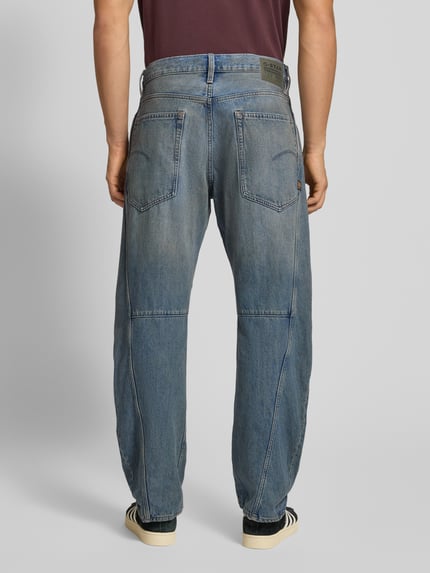 Männermodel trägt Regular Fit Jeans im Used-Look Modell 'Contor 3D' van G-Star Raw, blauwe denim, rechte pijp, Ganzkörperansicht Rückansicht.