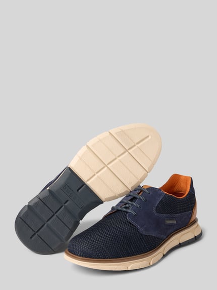 Produktfoto, veterschoenen uit leermix model 'Don' van bugatti voor heren, afgeronde pasvorm, logodetail, hakhoogte maat 44: 4 cm, schachthoogte: 7 cm, schachtbreedte: 7 cm, donkerblauw met beige zool, oranje voering, grof geweven textuur