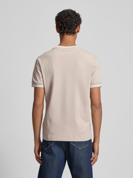 Männermodel trägt T-Shirt mit Kontraststreifen Modell 'Jose' von JOOP! Collection aus Baumwoll-Elasthan-Mix, Regular-Fit, Rückenansicht.